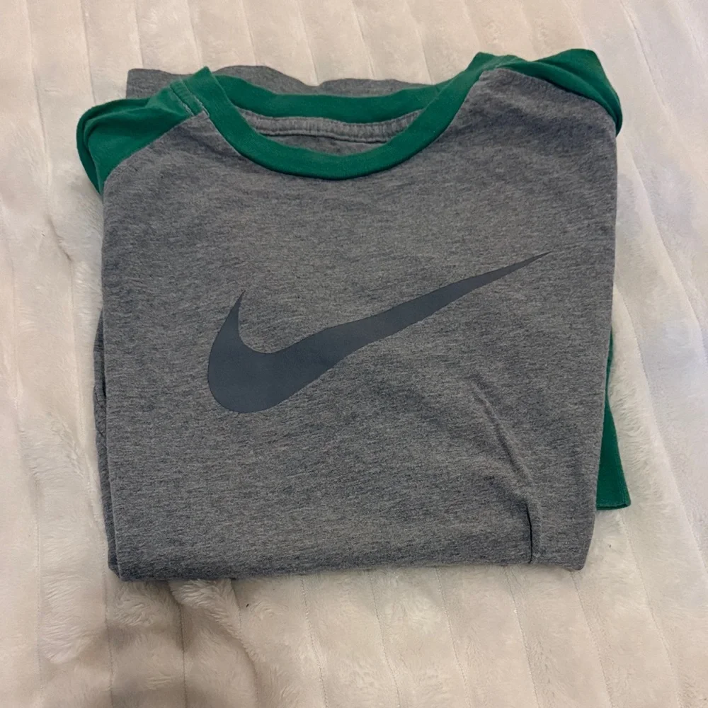 Nike Gray and Green Baseball Tee - Picture 1 of 5